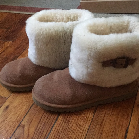 Short Uggs with sheepskin fur lining size 7 - Picture 3 of 4